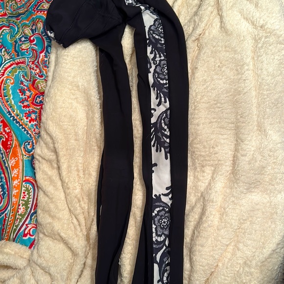 Lululemon leggings black with lace stripe good condition size 2 - Picture 2 of 4